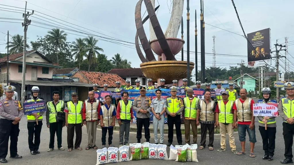 Polda Lampung Memberikan Bantuan Sosial Kepada Para Ojek