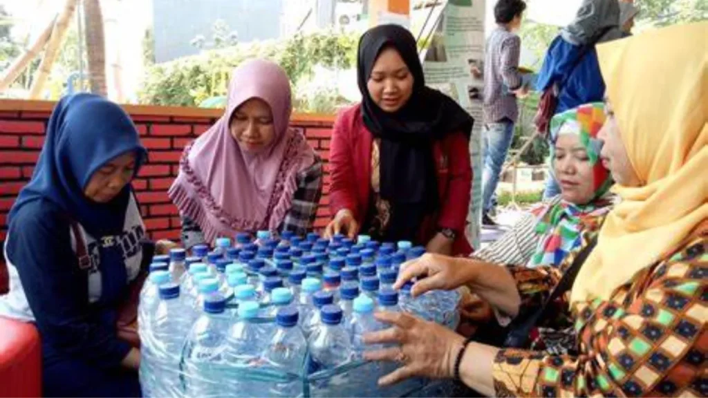 Kreativitas Mahasiswa UM, Mendaur Ulang Botol demi Lingkungan yang Lebih Baik