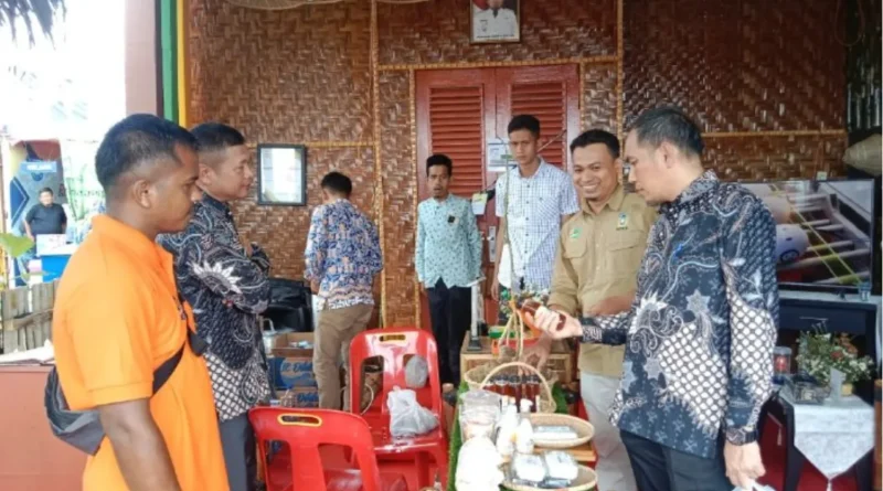Plt Kepala Dinas Koperasi UKM dan Perdagangan Aceh Besar Mengapresiasi Produk Kreatif UMKM di Stand TTG Aceh Besar