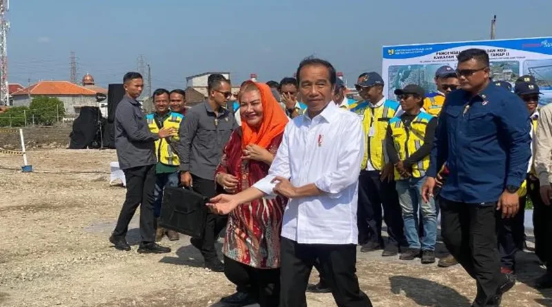 Joko Widodo Cek Proyek Pembangunan Tanggul Banjir Kota Semarang