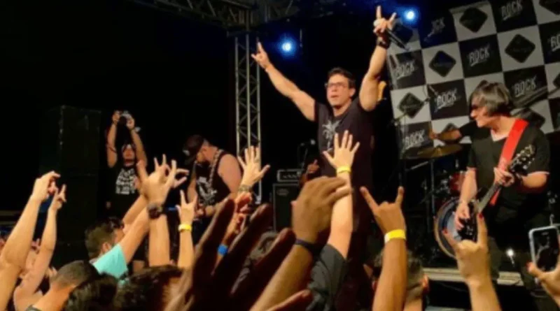 Tragis! Rocker Brasil Ayres Sasak Meninggal Tersetrum Saat Peluk Fansnya