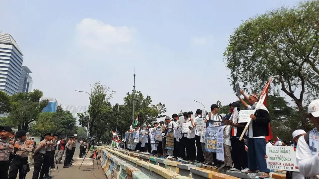 Ribuan Demonstran Bersuara: Perubahan Kantor Kedubes AS Menuju Kedutaan Palestina